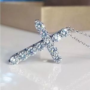 💋Gorgeous Brilliant Cut Zircon  Cross Pendant on Silver Chain